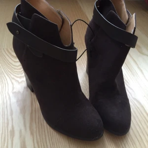  - Oanvända snygga boots från Forever21. 