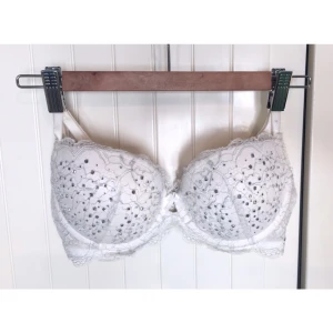  - Vacker vit pushup-bh med strasstenar. 