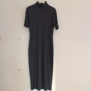  - Ribstickad lång klänning från Weekday, Färg: grå (av det mörkare slaget). Halvpolo och kort ärm. Så snygg! Men för stor för mig :(