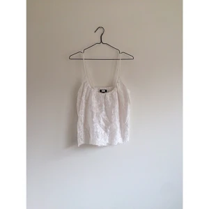  - Crop top linne från Bikbok, använd några gånger. Frakt 42kr✨