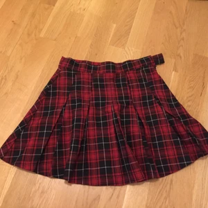  - Rutig kjol i röd och svart från H&M. Pris kan sänkas vid snabb affär!!!