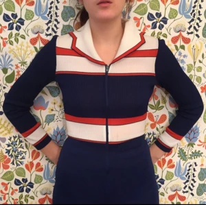  - KAXIG jumpsuit köpt på Beyond Retro, syntetmaterial. Underbar 70-talsstil med vida utsvängda byxor och fint markerad midja. Superfin verkligen men tyvärr har den bara blivit hängande i garderoben. Den förtjänar kärlek!!
Märke: JC Penny
Passar strl S, typ 36-38