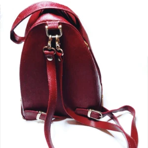  - Super snygg vintage/second hand väska, i en vackert vinröd färg!