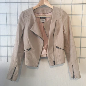  - Väldigt fin vårjacka i äkta läder. 
Eventuell frakt står köparen för. 