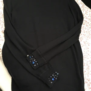  - Åtsittande tröja från H&M trend. Storlek 34. Aldrig använd. Alla stenar sitter kvAr. 100% Wool (bomull). 
Swish/ frakt 45:-