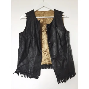  - Väst med fransar, jag tror det är äkta skinn. Köpt second hand. 