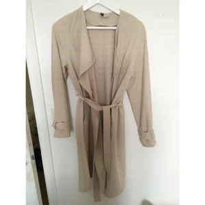  - Supersnygg beige trenchcoat, använd fåtal gånger. Som ny.