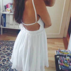  - Somrig klänning som köptes för att ha på studenten men aldrig kom till användning, dvs den är helt oanvänd. Den är fodrad vid bysten så man inte behöver en bh under🌺