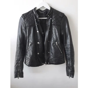  - Jacka i otroligt bra skinnimitation. Storlek 34 men passar nog bäst 36. 