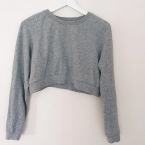  - Kort långärmad tröja från weekday! Snygg till höga jeans och i fint skick. Så gott som ny! Möts gärna upp vid intresse!