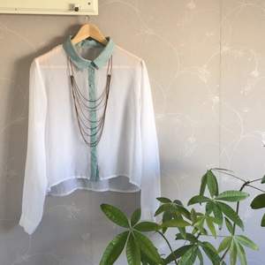 Vårig och fin transparent skjorta, köpt på Monki. Den är i gott skick, knappt använd då den är lite för liten över axlarna på mig som snarare har 40 där. Kan mötas upp i Uppsala eller skickas. Köparen betalar ev. frakt.