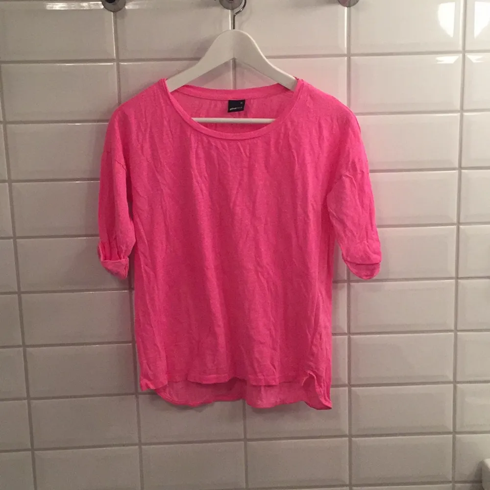 Jag säljer min rosa trekvartsärmade tröja ifrån Gina Tricot i storlek Xs då den knappt blivit använd. Den är i mycket bra skick, som ny. Jag tycker den är lite större än en XS!. Toppar.