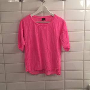 Jag säljer min rosa trekvartsärmade tröja ifrån Gina Tricot i storlek Xs då den knappt blivit använd. Den är i mycket bra skick, som ny. Jag tycker den är lite större än en XS!