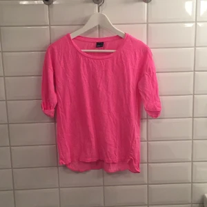 - Jag säljer min rosa trekvartsärmade tröja ifrån Gina Tricot i storlek Xs då den knappt blivit använd. Den är i mycket bra skick, som ny. Jag tycker den är lite större än en XS!