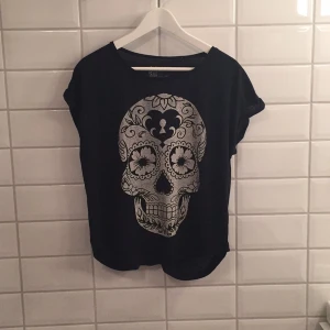  - Jag säljer min T-shirt ifrån Carlings i storlek S då den knappt blivit använd. Den är i mycket bra skick. Jag tycker den är storleksenlig men passar även M!