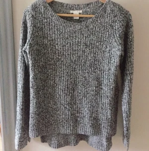  - svartvit stickad kofta

Kan fraktas om köparen står för fraktkostnaden!:)