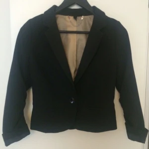  - Kort figursydd kavaj från H&M
Har swish 
