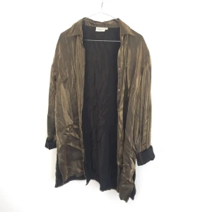  - Cool guldfärgad skjorta inköpt secondhand. Märkt XL men passar alla storlekar beroende på hur man vill ha den. Jag har använt den både öppen över andra kläder och stängd som skjortklänning 👗👔 kan strykas, men snygg skrynklig enligt mig. Frakt 35kr. 