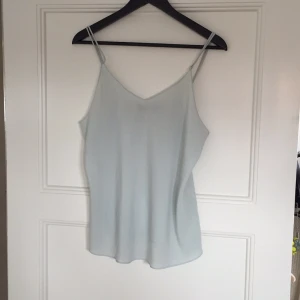  - Ljusgrönt slappt linne från BikBok. Aldrig använd. 