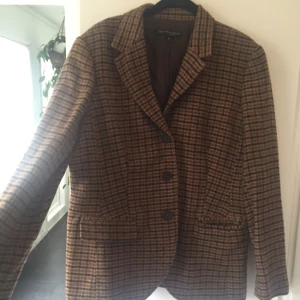  - Vrålsnygg tweedkavaj från Brooks Brothers, nypris 4500 kr. I jättebra skick, endast använd ett fåtal gånger. Säljes då den är för stor för mig men gillar man oversizekavajer kan den funka :) kan mötas upp i Stockholm eller Uppsala eller posta (köparen står 