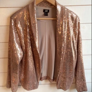 - Gammelrosa paljettkavaj från H&M  Strlk L, men passar även mindre storlekar 