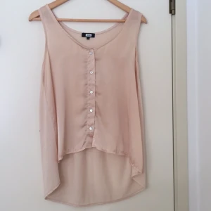  - Fint beige linne i polyester och viskose. Använd ett fåtal gånger. 