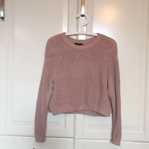  - Stickat från HM i en dämpad rosa-beige färg. Lite kort i längden! 