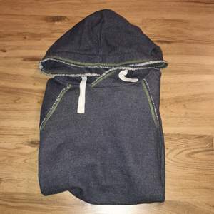 En snygg & stilren hoodie
Använd ett fåtal gånger
