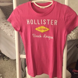  - Mycket skön Hollister t-shirt med vit text. Använd några gånger men är i topp skick! Den är lite töjbar så skulle även passa S.
