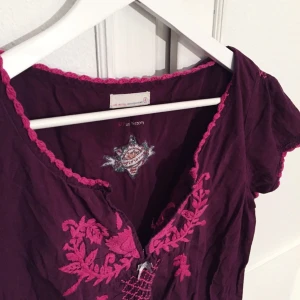  - Säljer en jättefin Odd Molly blus i storlek 4! Den är i mycket fint skick! 