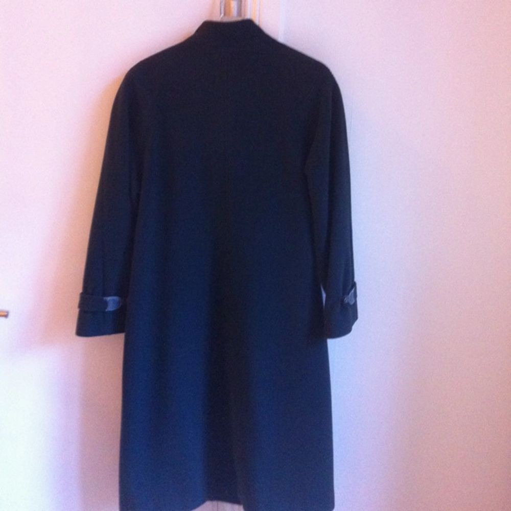 Mörkgrön kappa med fina detaljer gjord av cashmere och ull, mkt fint skick!  L eller overzi | Plick