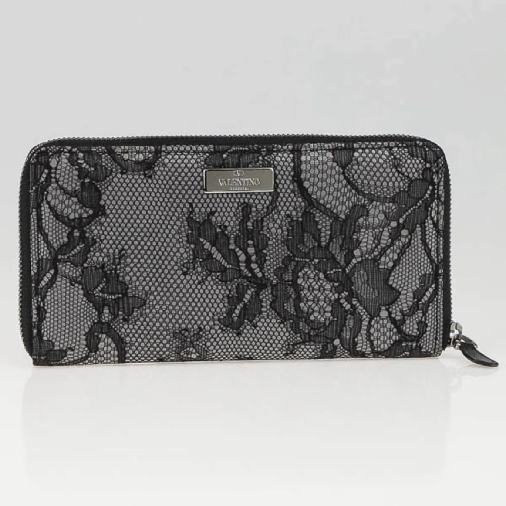 Original Valentino wallet. Lace canvas from the outside and all leather inside. Absolutely gorgeous wallet.  . Väskor.