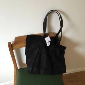  - Suede väska 