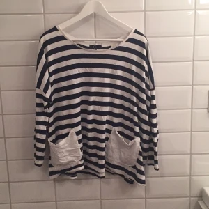  - Säljer en superfin pösig tröja ifrån Monki då den aldrig riktigt kommit till användning. Den har fickor fram och knappar utmed ryggen där bak. Mycket fint skick!