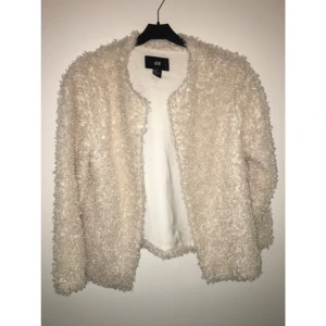  - Fin beige kofta i skönt material. Passar en 34-38.