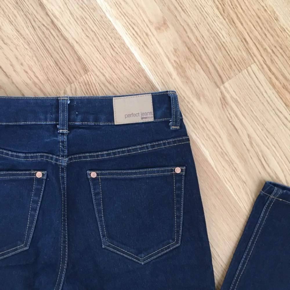 Snygga blåa jeans från Gina Tricot. Använt sparsamt i fullt skick. . Jeans & Byxor.
