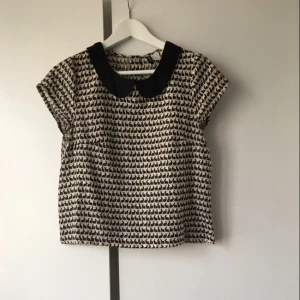  - Kort blus med "Peterpan-krage" och kanin-motiv från H&M! Bra skick! Köparen står för frakten! Tar helst emot betalning via swish! 