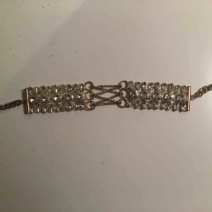  - Går att justera, passar nästan alla, från river island   Köpare betalar frakt om man inte kan hämta upp