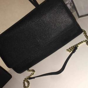 En svart basis väska från H&M