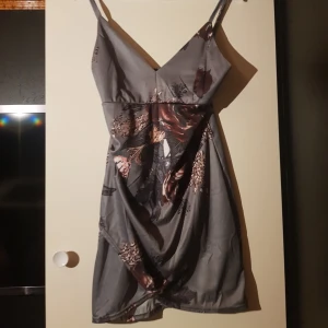  - Omlott klänning. Aldrig använd. Strl XS. Köpare står för frakt 