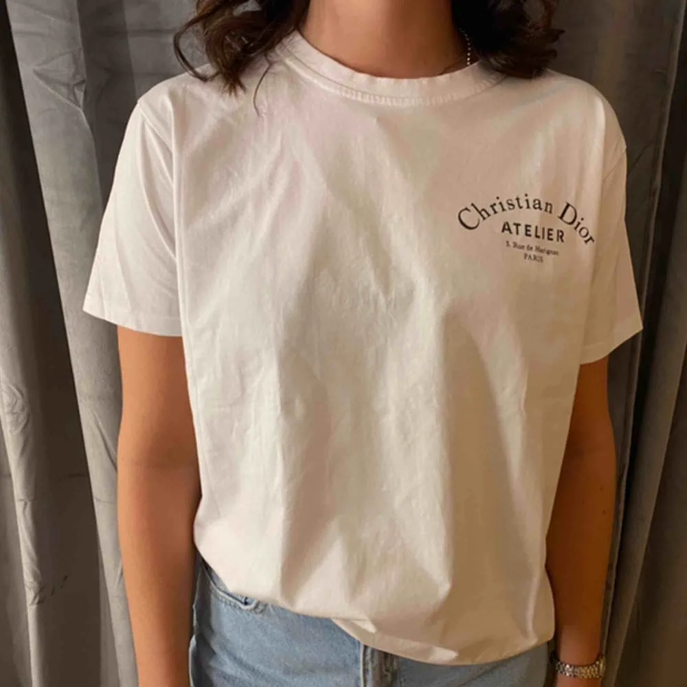 Säljer denna Christian Dior t-shirten, den är i mycket fint skick och använd endast fåtal gånger.☺️ Köpare står för frakt.🌸 . T-shirts.