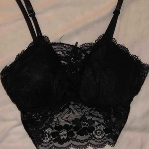 Svart lace bh - Väldigt fin och sexig svart spets och see through bh som funkar även till linne!  I fin och ny skick, säljer pga att det inte passar så endast testad. Passar till S/M🌸