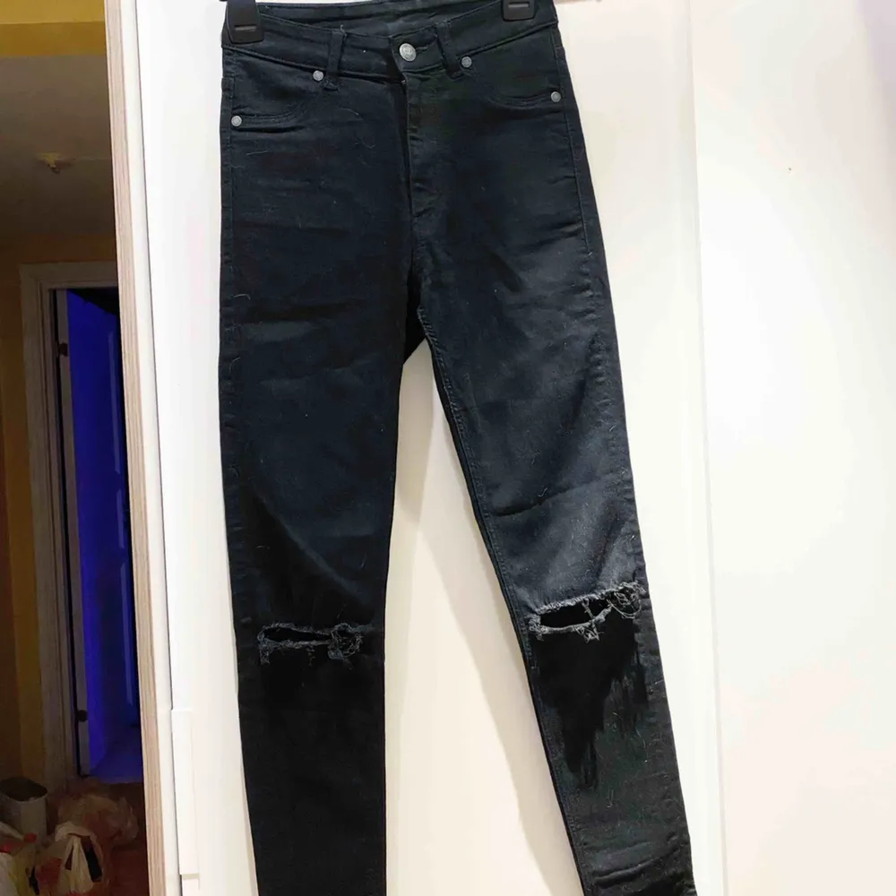 Jeans från Cheap Monday. Knappt använda. Storlek: 24/25/XS 50 kr Köparen står för frakten. Jeans & Byxor.