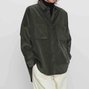  - Säljer denna snygga manchester skjorta från zara pga ingen användning längre. As snyggt att ha öppen över en outfit. Kan mötas upp i stockholm eller frakta💚