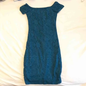 Blå nät figurnära kortklänning - Superfin figurnära blå kortklänning slutar några cm ovan knäna. Material av bra kvalité. Bekväm och lätt att ta på.