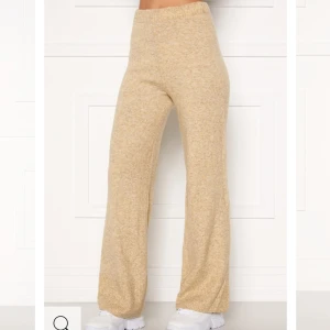 Utsvängda stickade byxor - Superfina byxor från bubbleroom i STRL.M. Stickade i supermjukt material. Användna 1 gång hemma. Som nya. 🌸 (nypris 400:-)