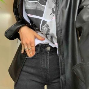  - Riktigt snygga straight jeans. Säljer pga att de tyvärr är försmå för mig :/