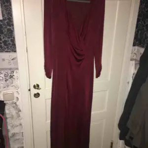 Säljer denna klänning i nyskick ! 
