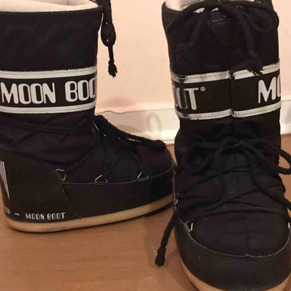 Världens finaste moon boots! Säljer pågrund av för liten storlek (är 38 vet inte hur jag tänkte när jag köpte dem)   🤧 väldigt lite slitage, priset kan diskuteras! Möts upp i Stockholm 💕🤝 . Skor.