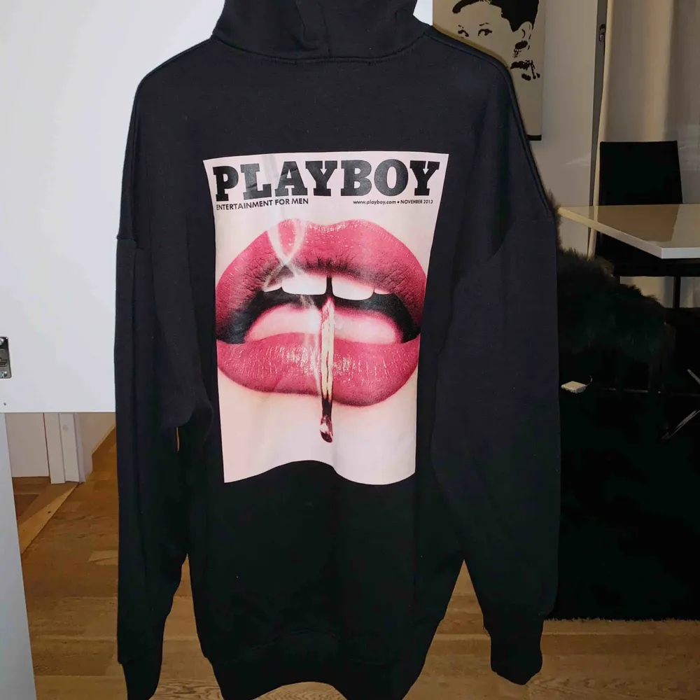 Säljer min helt nya playboy x missguided hoodie! Den är oanvänd och har fortfarande prislappen kvar. Köpte den för 490kr på missguided hemsidan.   Storlek: 38   Kan mötas upp i Stockholm eller frakta men då står köparen för frakt✨. Tröjor & Koftor.
